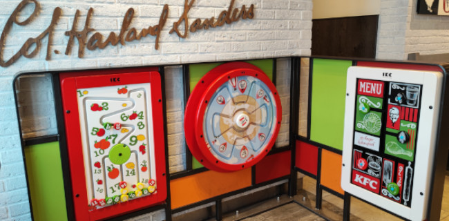 speelhoek KFC branded kinderhoek kinderspeelhoek spellen custom wandspeelborden